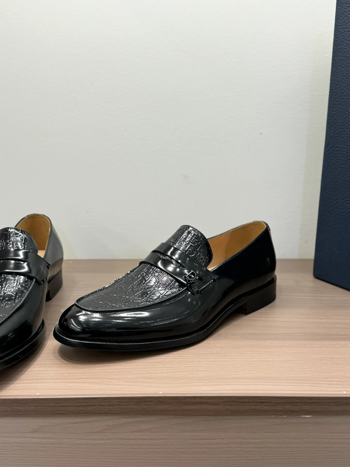 [Dior Dior] Top P: 960💰 Standard code 39-44 (38.45.46 custom-made, non-refundable and non-exchangeable) Dior Dior's latest high-end men's boutique casual leather shoes, the upper is carefully made of black cowhide/open-edge beaded leather/high-mercerized frosted cowhide, the classic silhouette shows elegance, and the upper strap is matched with a metal-coated CD Icon decorative buckle to enhance the style. Comfortable and lightweight, the Italian leather sole features anti-slip rubber inserts. The Blake structured leather sole with anti-slip details showcases Dio*'s exceptional craftsmanship. Elegant and refined, it can be matched with all kinds of suits.